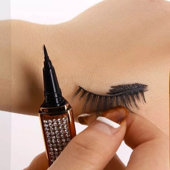 Liquid Eyeliner and Glue in 1 - Picture 2 of 3